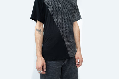 Nahaufnahme unisex T-Shirt mit asymmetrischem Hexagon-Muster in schwarz grau beige.