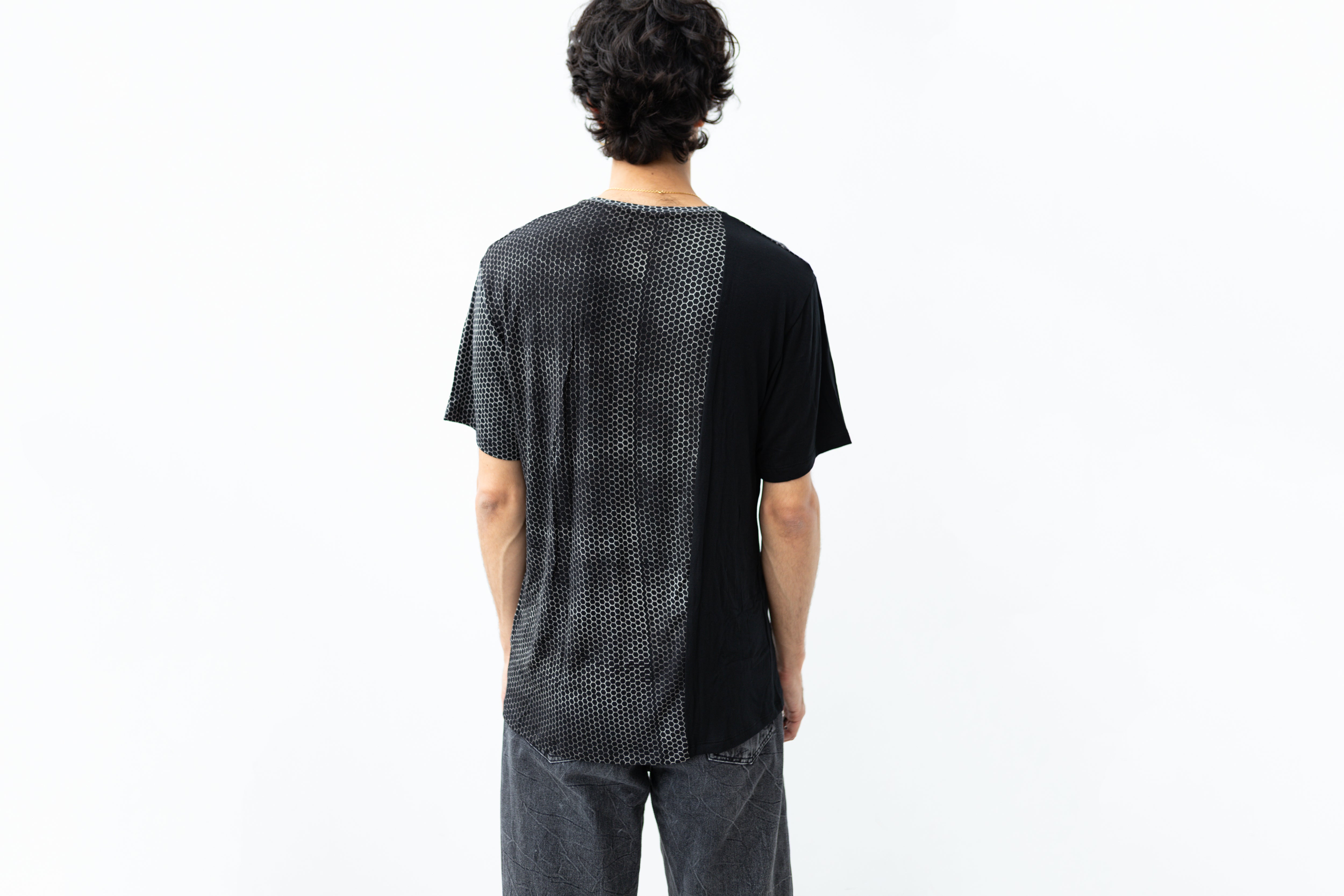 Rückansicht von partiell bedrucktem Batik-Shirt mit Hexagon-Muster.