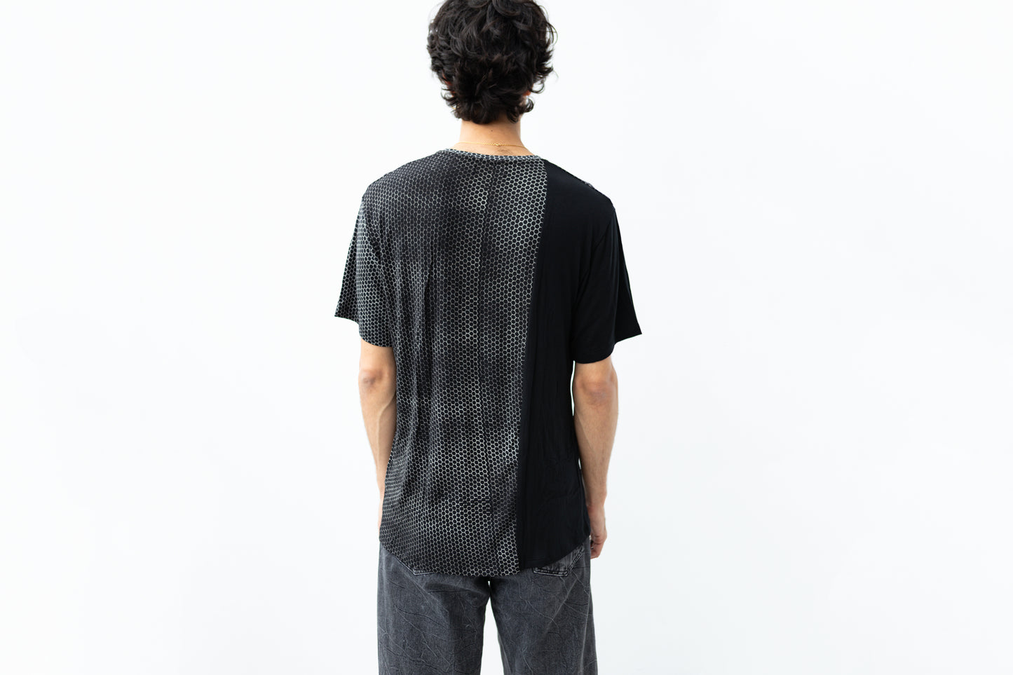 Rückansicht von partiell bedrucktem Batik-Shirt mit Hexagon-Muster.