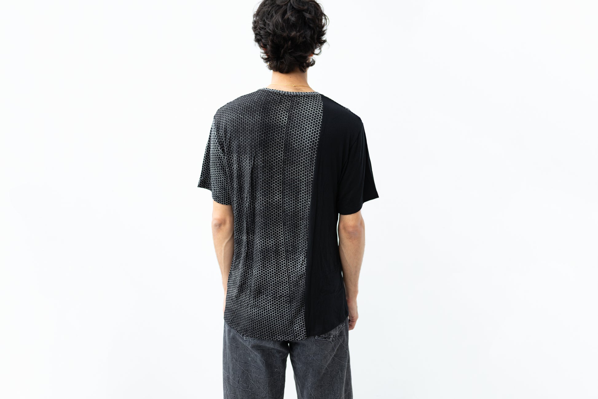 Rückansicht von partiell bedrucktem Batik-Shirt mit Hexagon-Muster.
