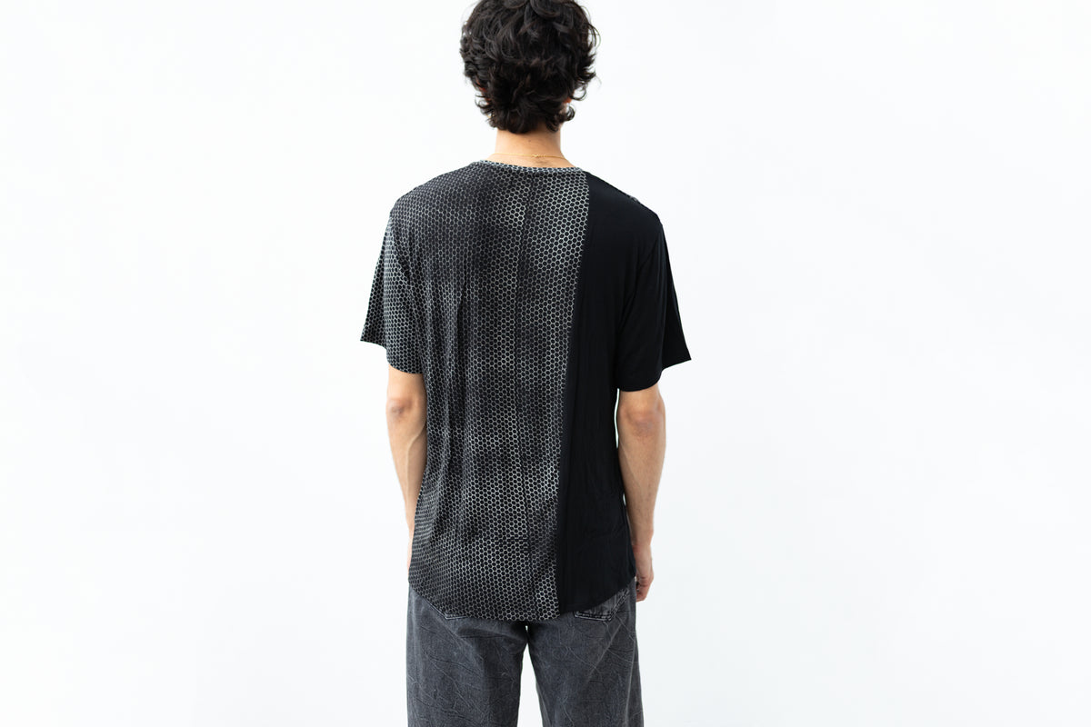Rückansicht von partiell bedrucktem Batik-Shirt mit Hexagon-Muster.