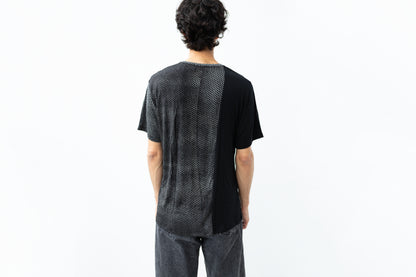 Rückansicht von partiell bedrucktem Batik-Shirt mit Hexagon-Muster.