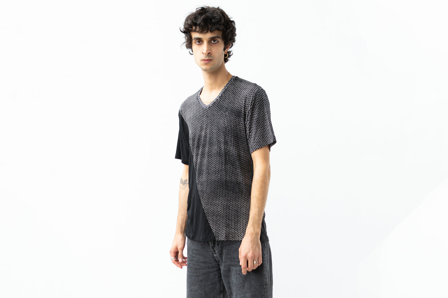 Asymmetrisch bedrucktes T-Shirt mit Batik-Siebdruck.