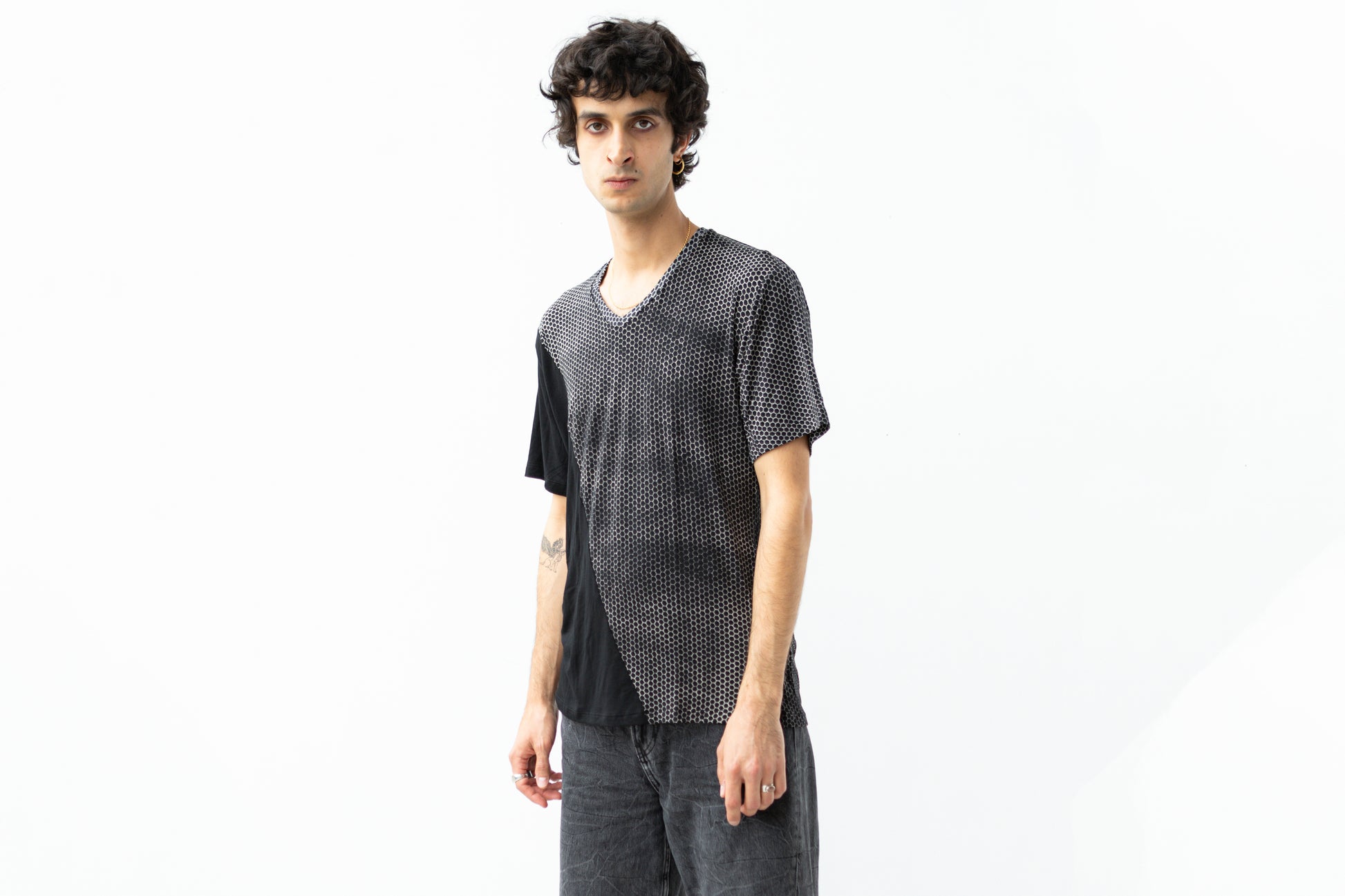 Asymmetrisch bedrucktes T-Shirt mit Batik-Siebdruck.