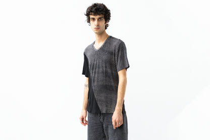 Asymmetrisch bedrucktes T-Shirt mit Batik-Siebdruck.