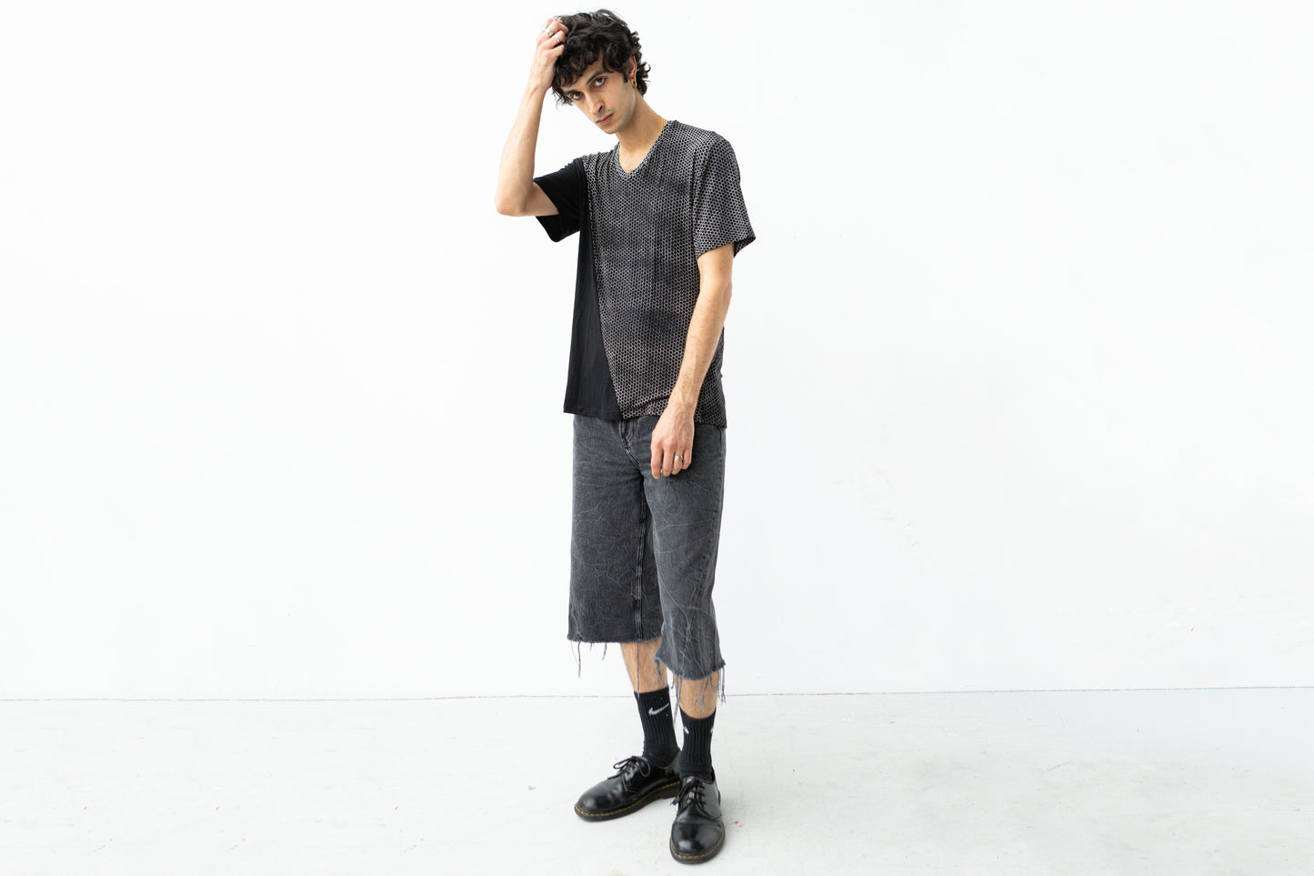 Schwarzes T-Shirt mit abstraktem Hexagon-Design Frontansicht.