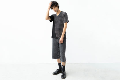 Schwarzes T-Shirt mit abstraktem Hexagon-Design Frontansicht.