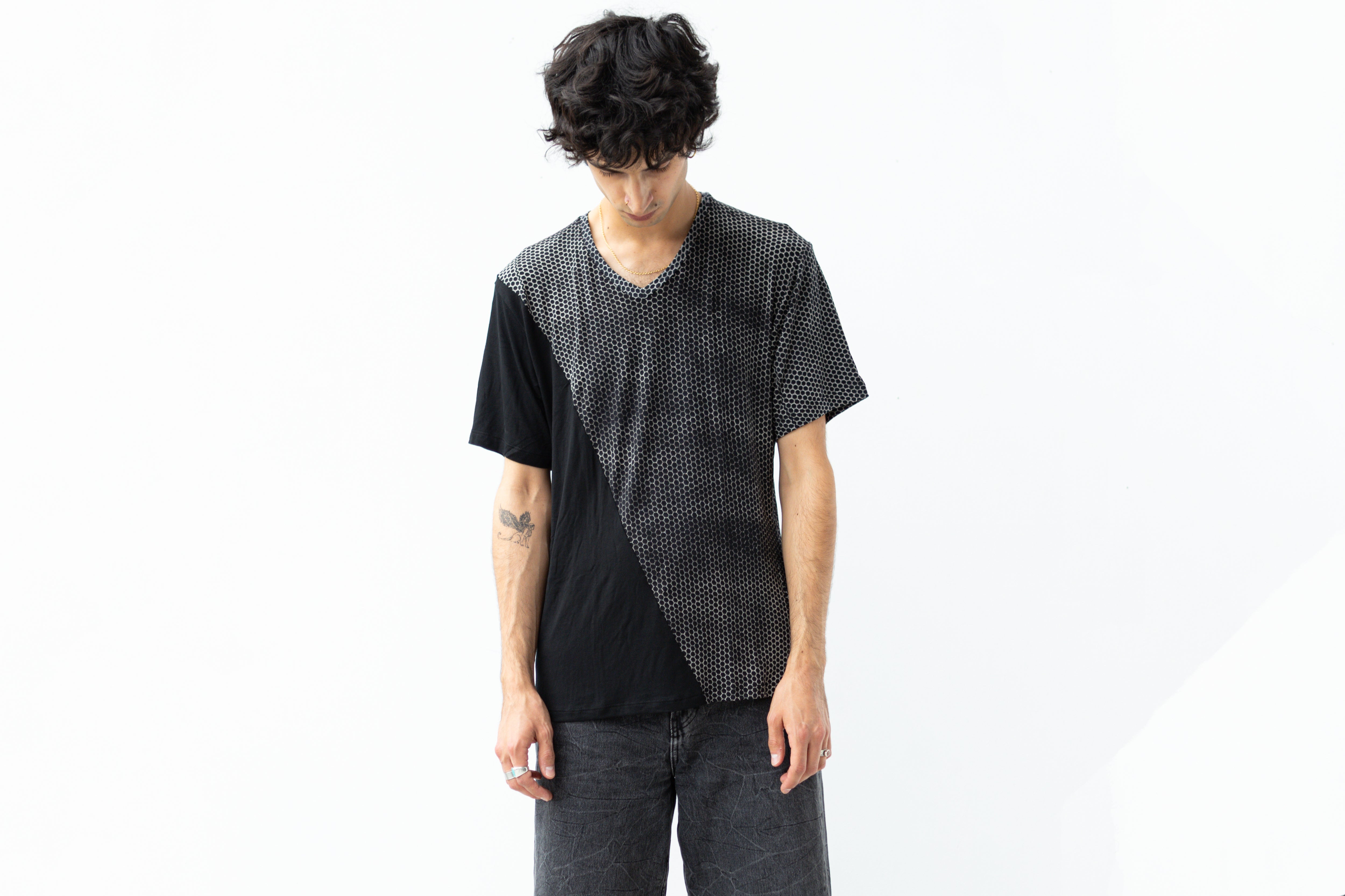 Locker geschnittenes Unisex Shirt mit V-Ausschnitt und partiellem Hexagon-Print.