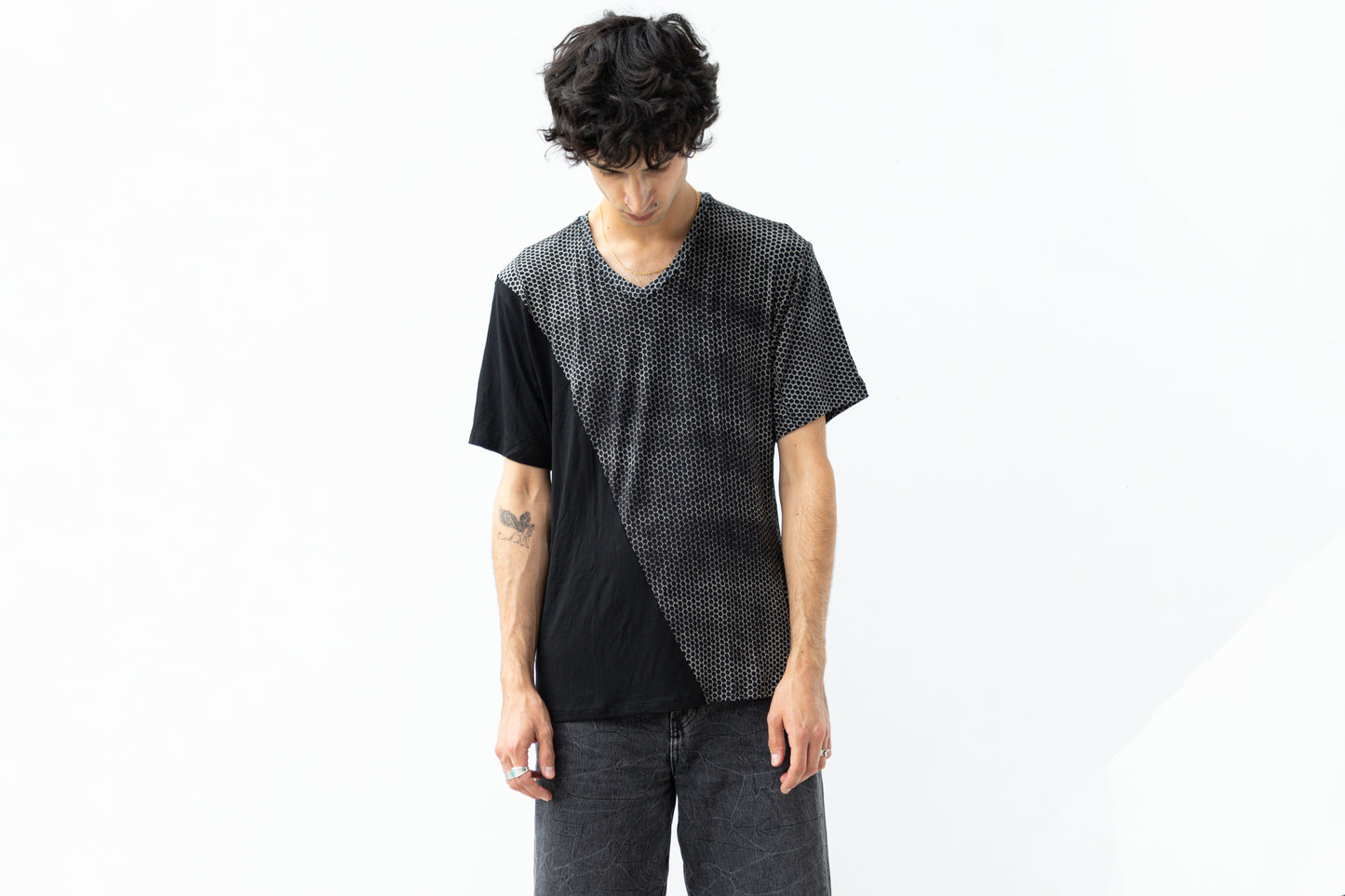 Locker geschnittenes Unisex Shirt mit V-Ausschnitt und partiellem Hexagon-Print.