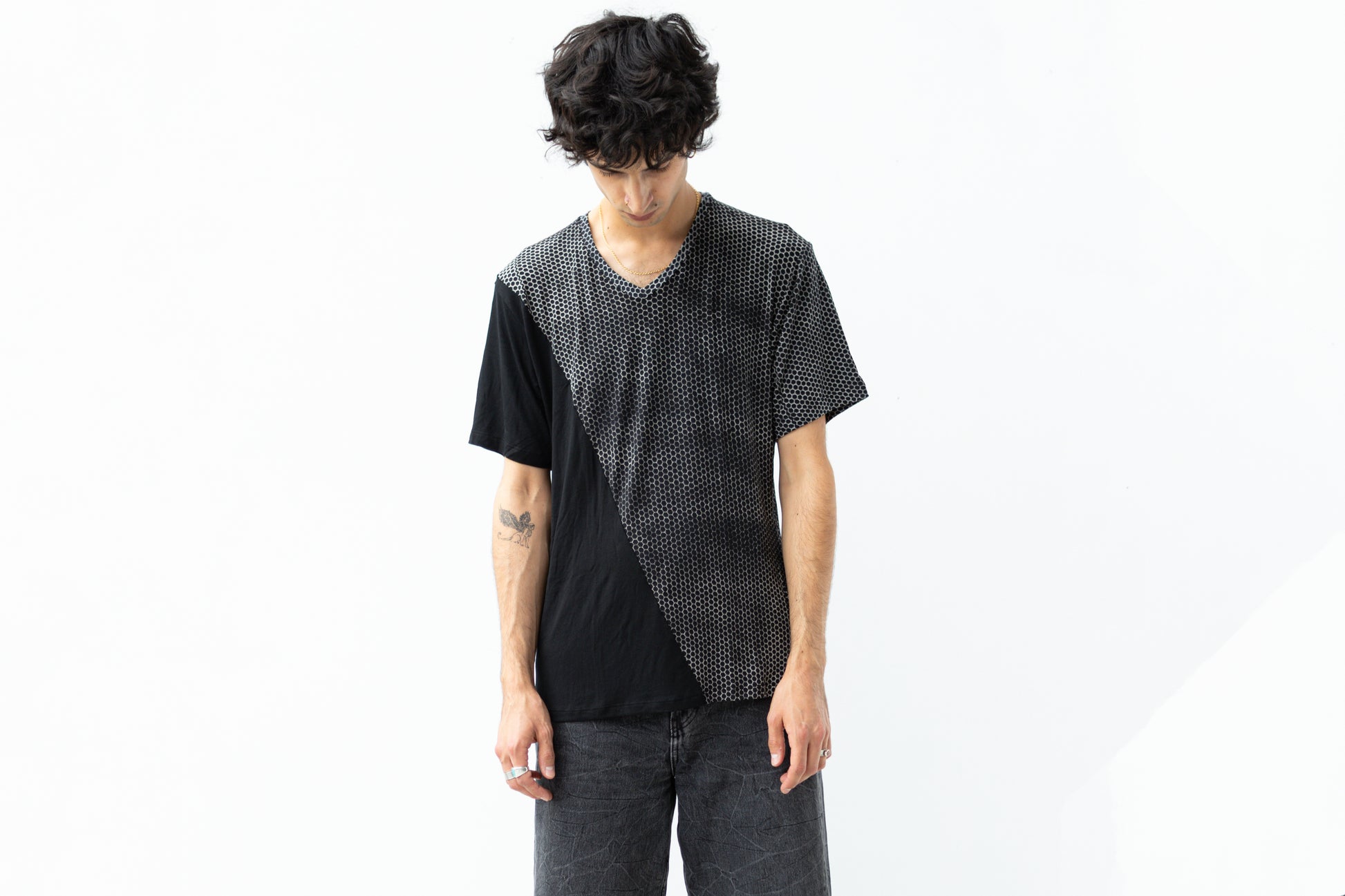 Locker geschnittenes Unisex Shirt mit V-Ausschnitt und partiellem Hexagon-Print.