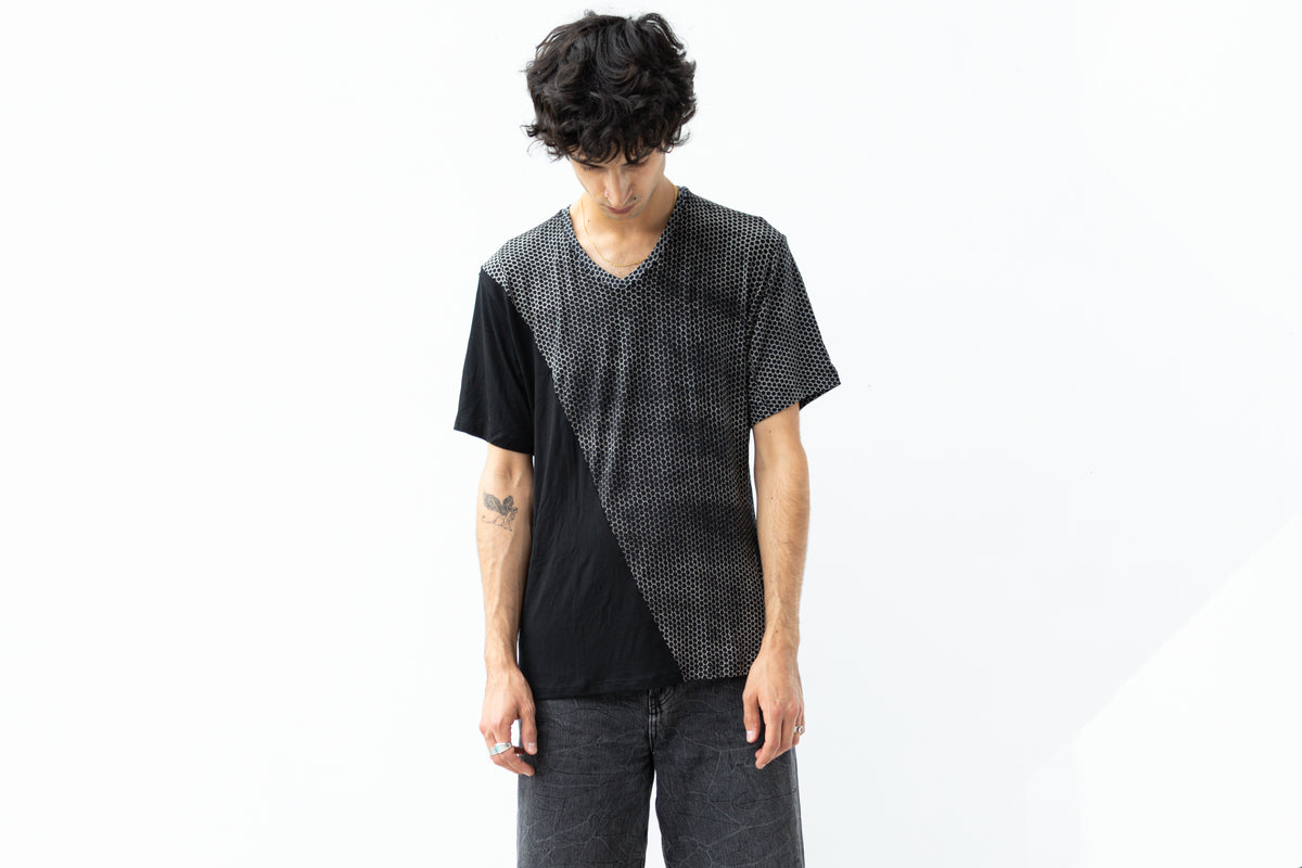Locker geschnittenes Unisex Shirt mit V-Ausschnitt und partiellem Hexagon-Print.
