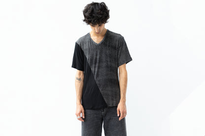 Locker geschnittenes Unisex Shirt mit V-Ausschnitt und partiellem Hexagon-Print.