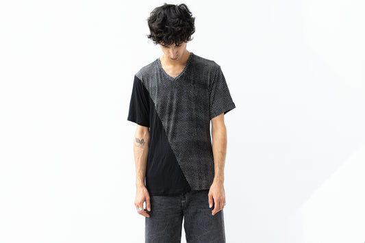 Locker geschnittenes Unisex Shirt mit V-Ausschnitt und partiellem Hexagon-Print.