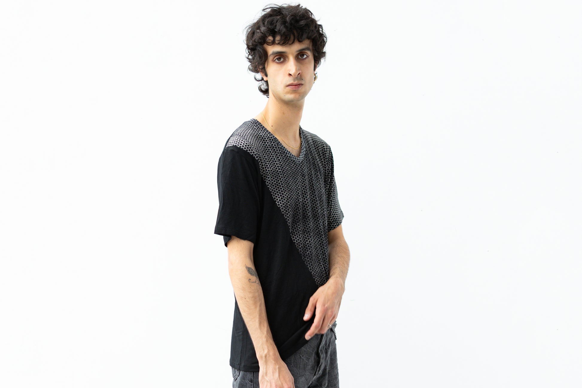 Hexagon T-Shirt in schwarz mit grau-beigem Muster.