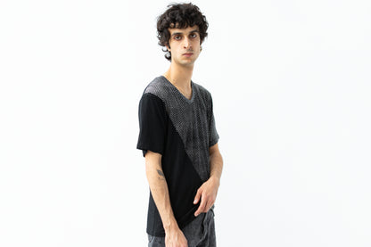 Hexagon T-Shirt in schwarz mit grau-beigem Muster.