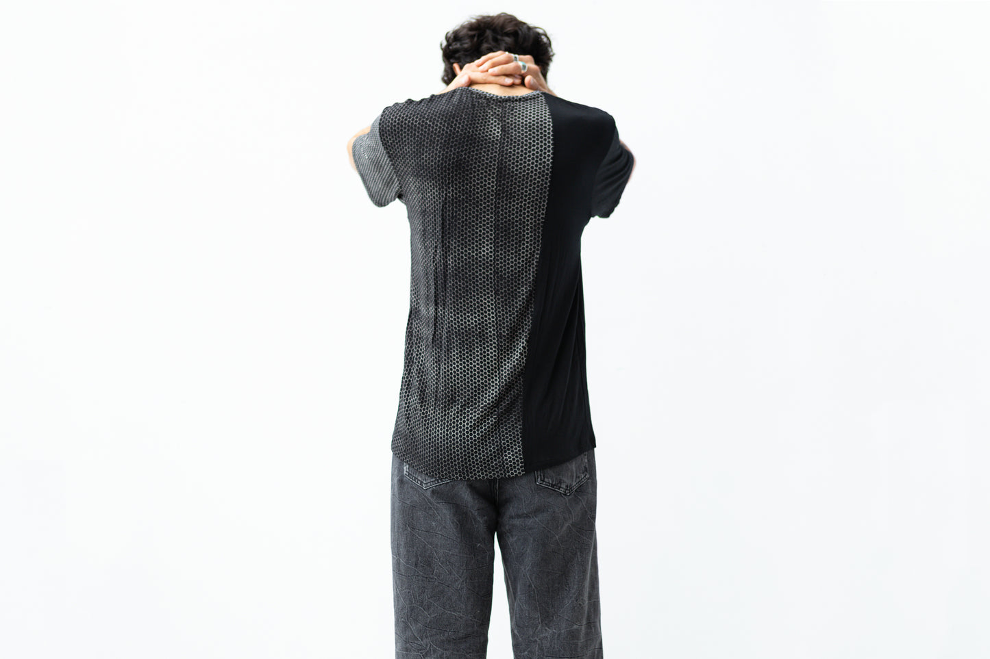 Asymmetrisch bedrucktes Hexagon-Shirt, Aufnahme von hinten.