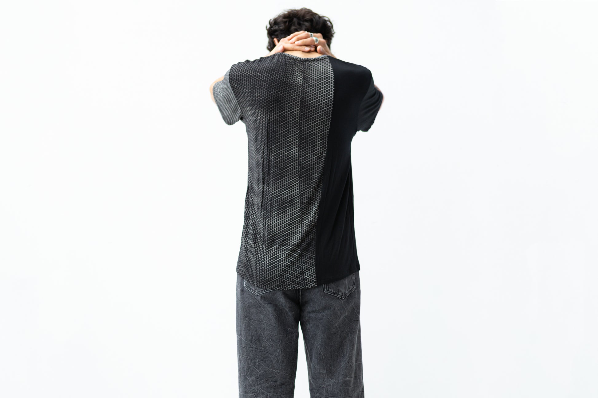 Asymmetrisch bedrucktes Hexagon-Shirt, Aufnahme von hinten.