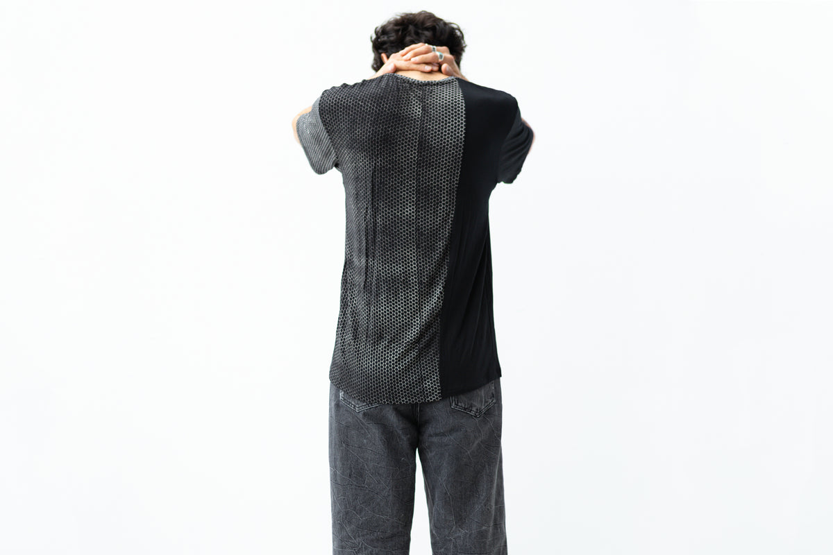 Asymmetrisch bedrucktes Hexagon-Shirt, Aufnahme von hinten.
