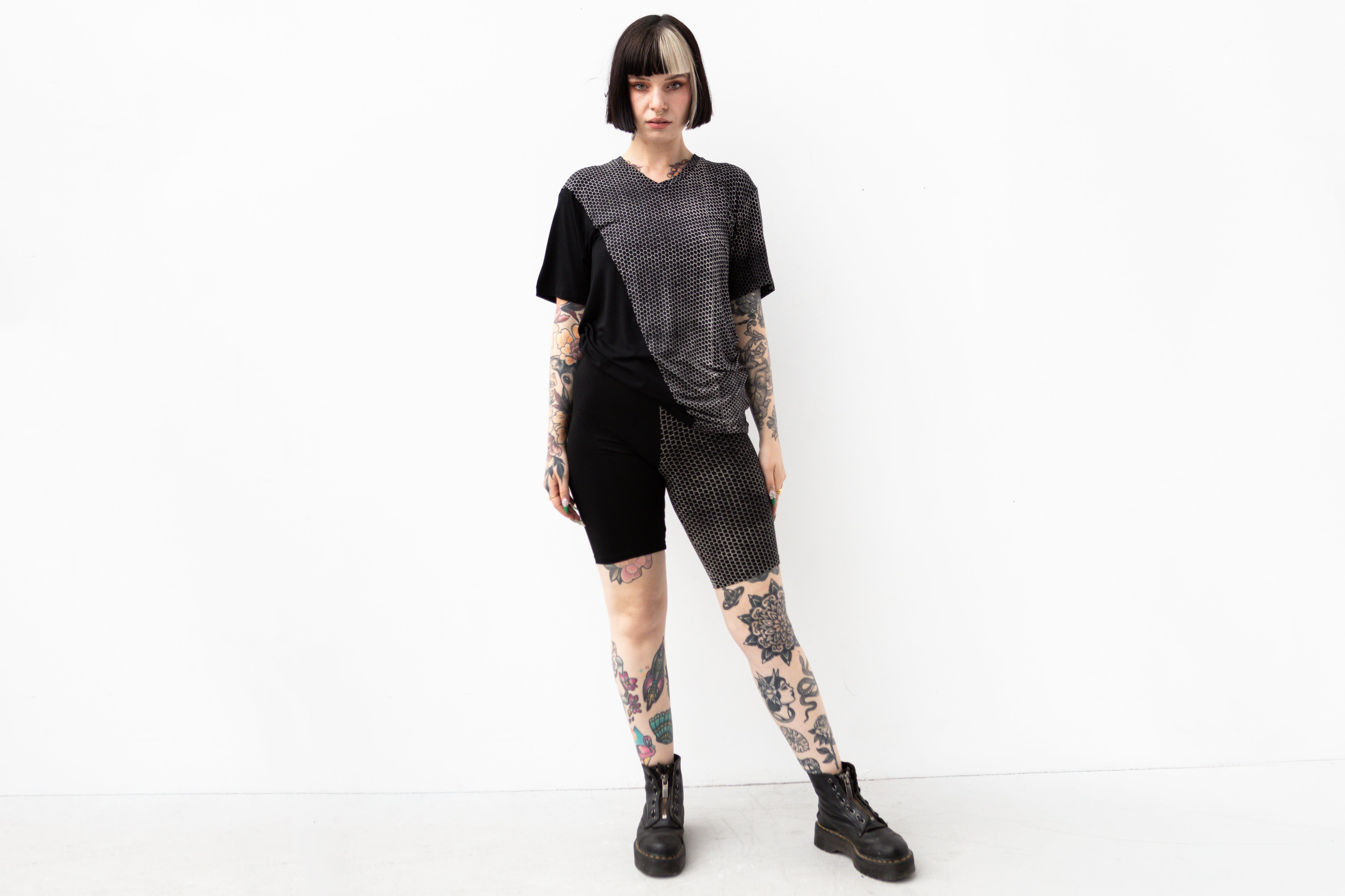Alternative Fashion T-Shirt mit asymmetrischem Print.
