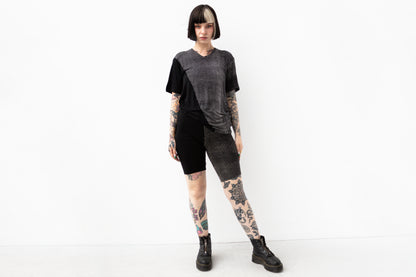 Alternative Fashion T-Shirt mit asymmetrischem Print.