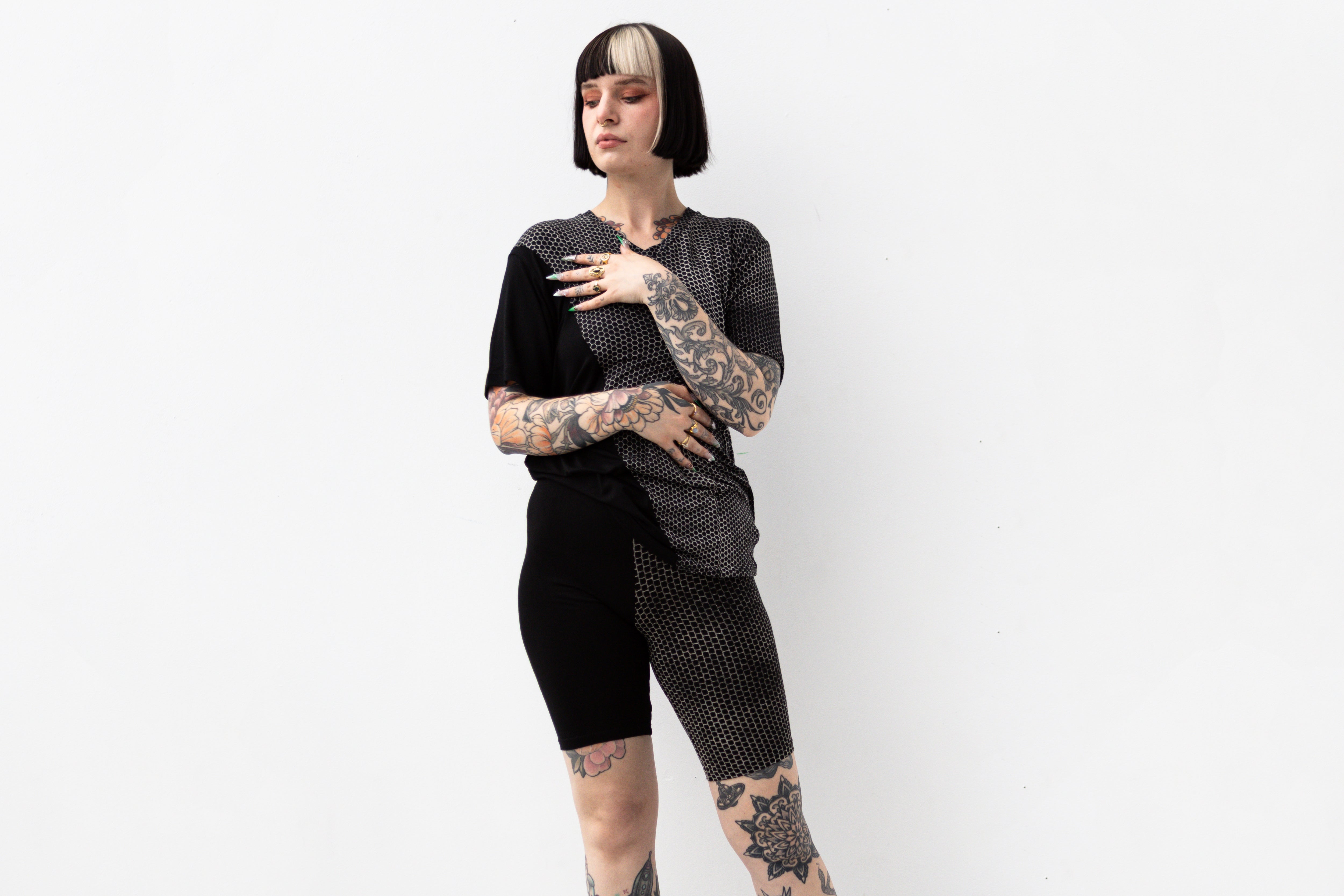 Alternatives Model trägt weiches Shirt mit partiellem Hexagon-Muster.