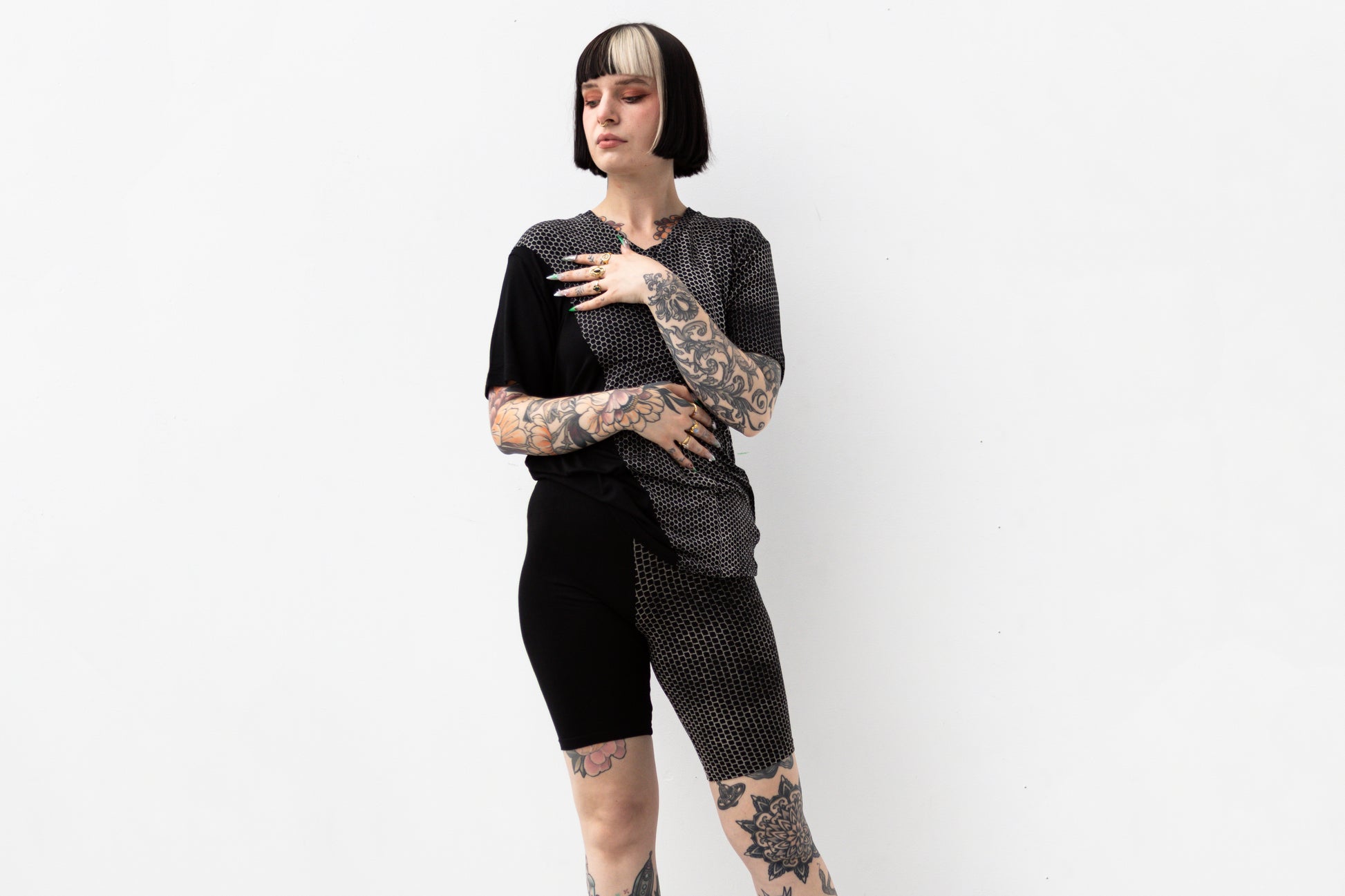 Alternatives Model trägt weiches Shirt mit partiellem Hexagon-Muster.