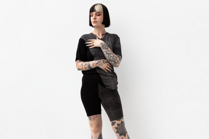 Alternatives Model trägt weiches Shirt mit partiellem Hexagon-Muster.