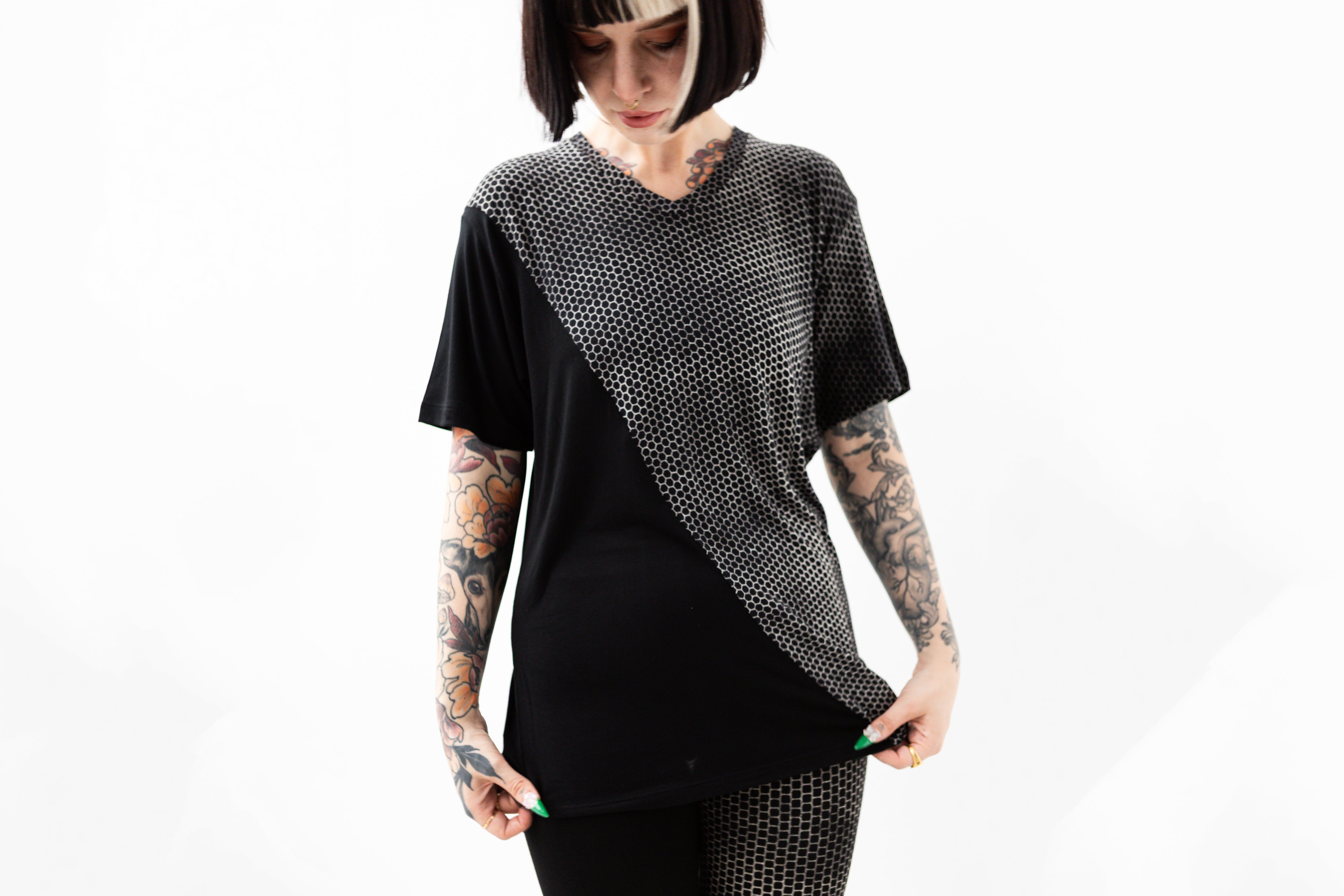 Detailaufnahme von schwarzem Unisex Shirt mit partieller Bedruckung.
