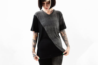 Detailaufnahme von schwarzem Unisex Shirt mit partieller Bedruckung.