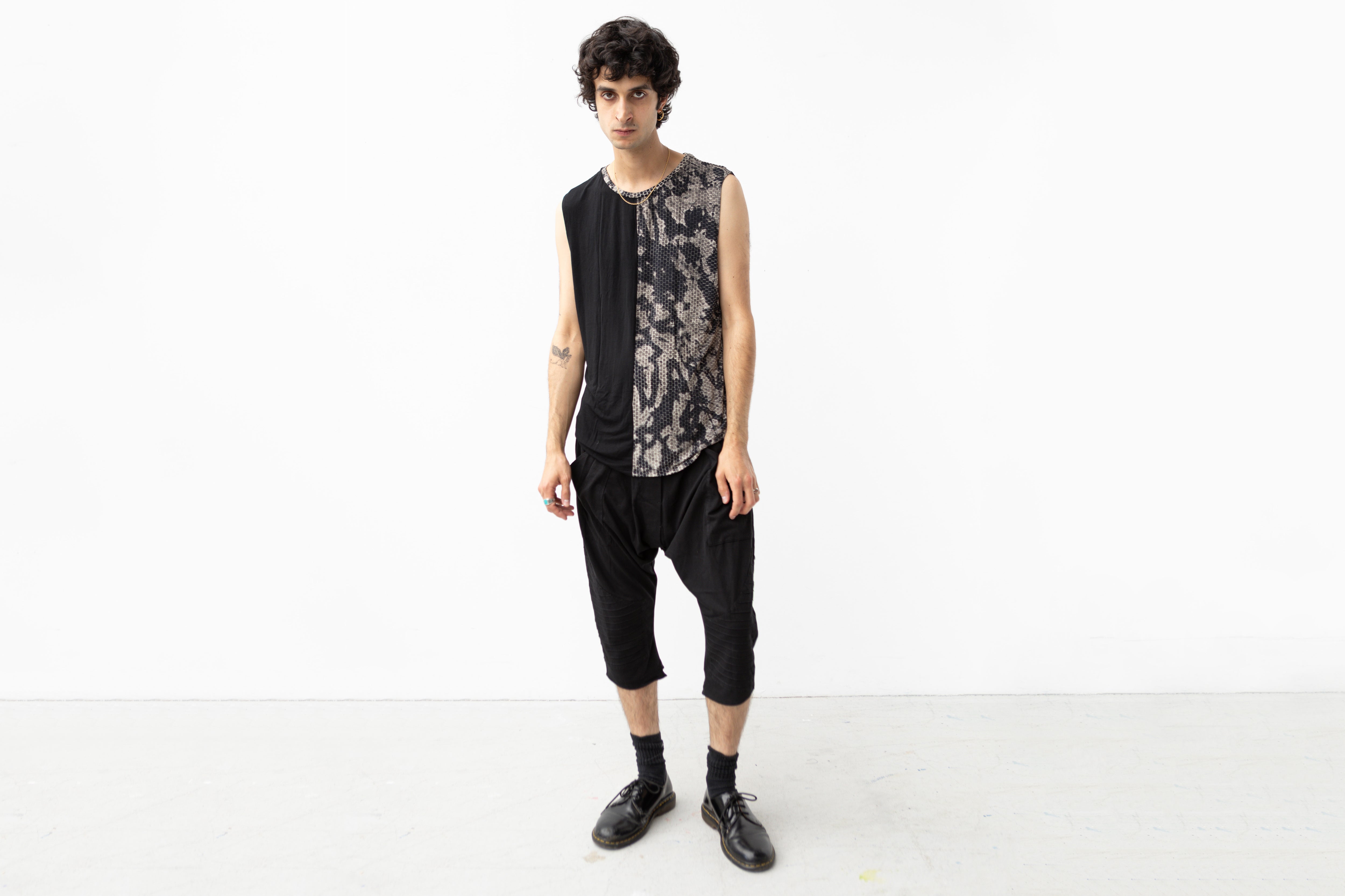 Tanktop abstrakte Ziegelsteine - asymmetrisch - schwarz-beige-grau