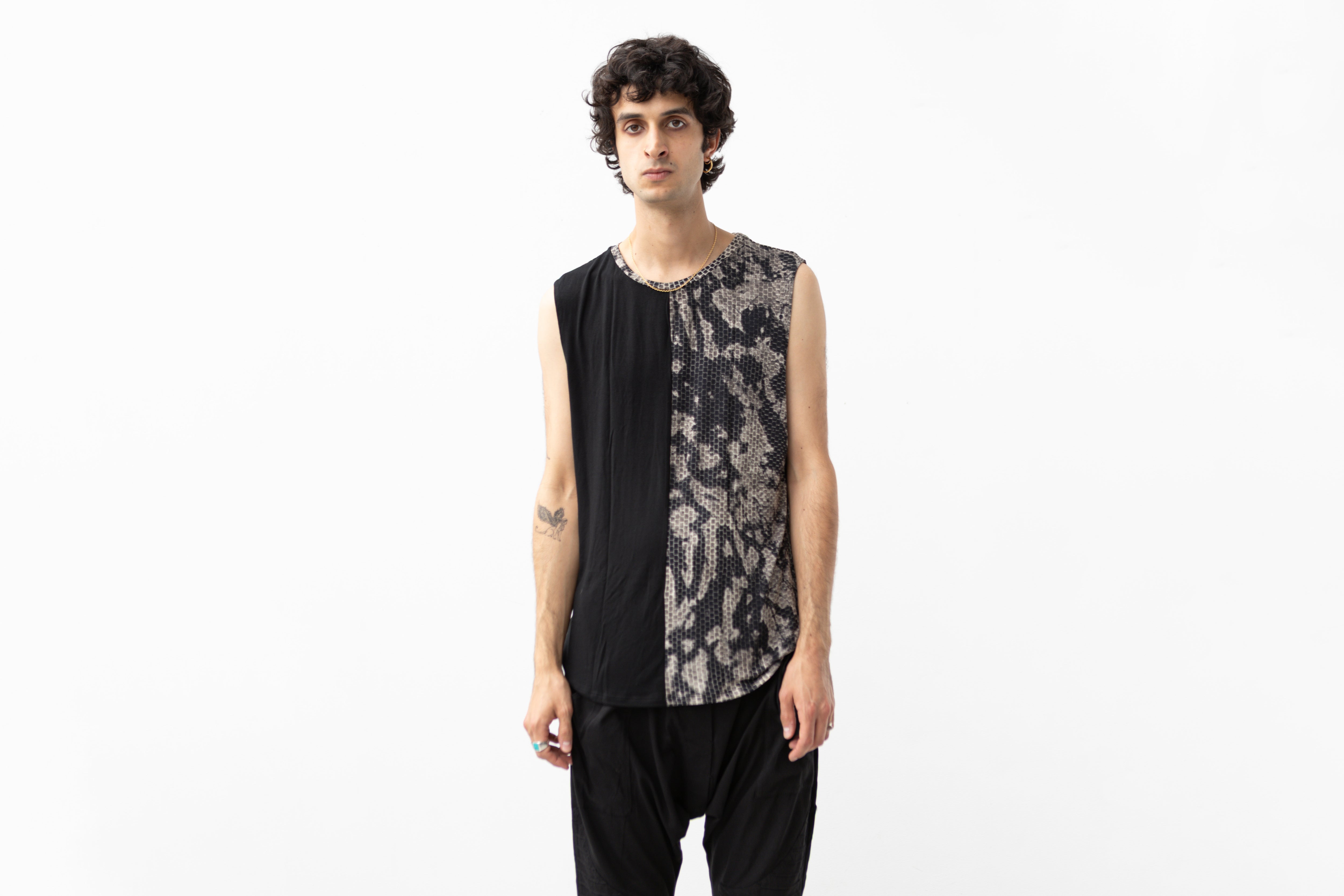 Tanktop abstrakte Ziegelsteine - asymmetrisch - schwarz-beige-grau