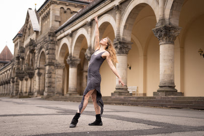 Trägerkleid mit Perlen - asymmetrisch - grau