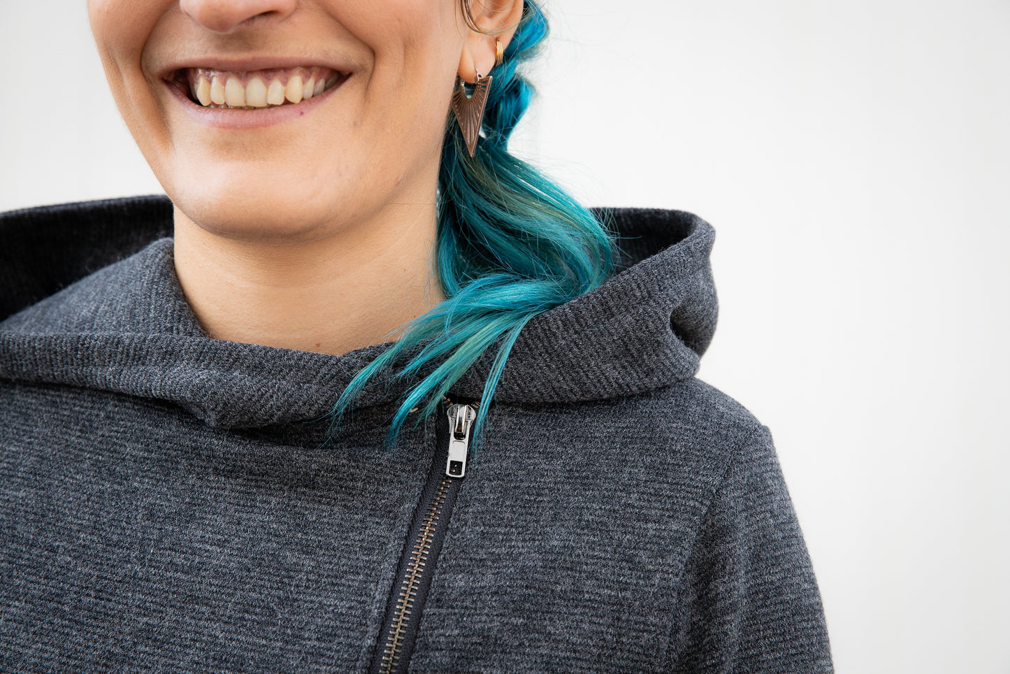 Zipper-Jacke mit diagonalem Reißverschluss, Daumenlöchern und großer Kapuze - grau