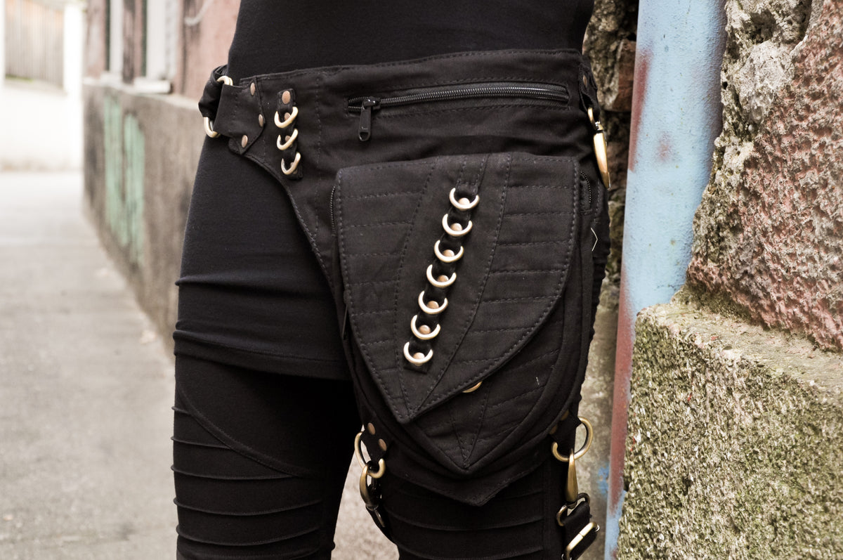 Bauchtasche mit Beinschnalle, blattförmige Tasche mit Messing-Ringen und Verstellriemen am Oberschenkel