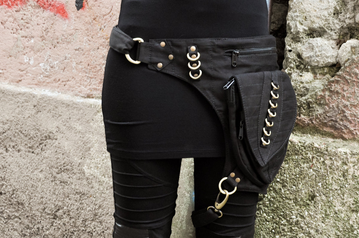 Bauchtasche mit Beinschnalle am Oberschenkel, blattförmiger Tasche und messingfarbenen Details