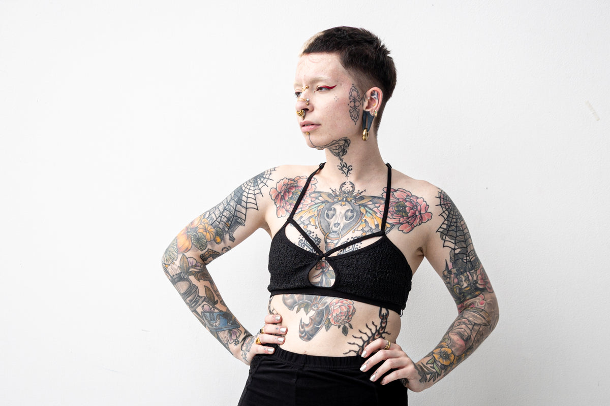 Schwarzes Bra Top mit doppelter Stofflage, Riemchen und Spitzenoberstoff.