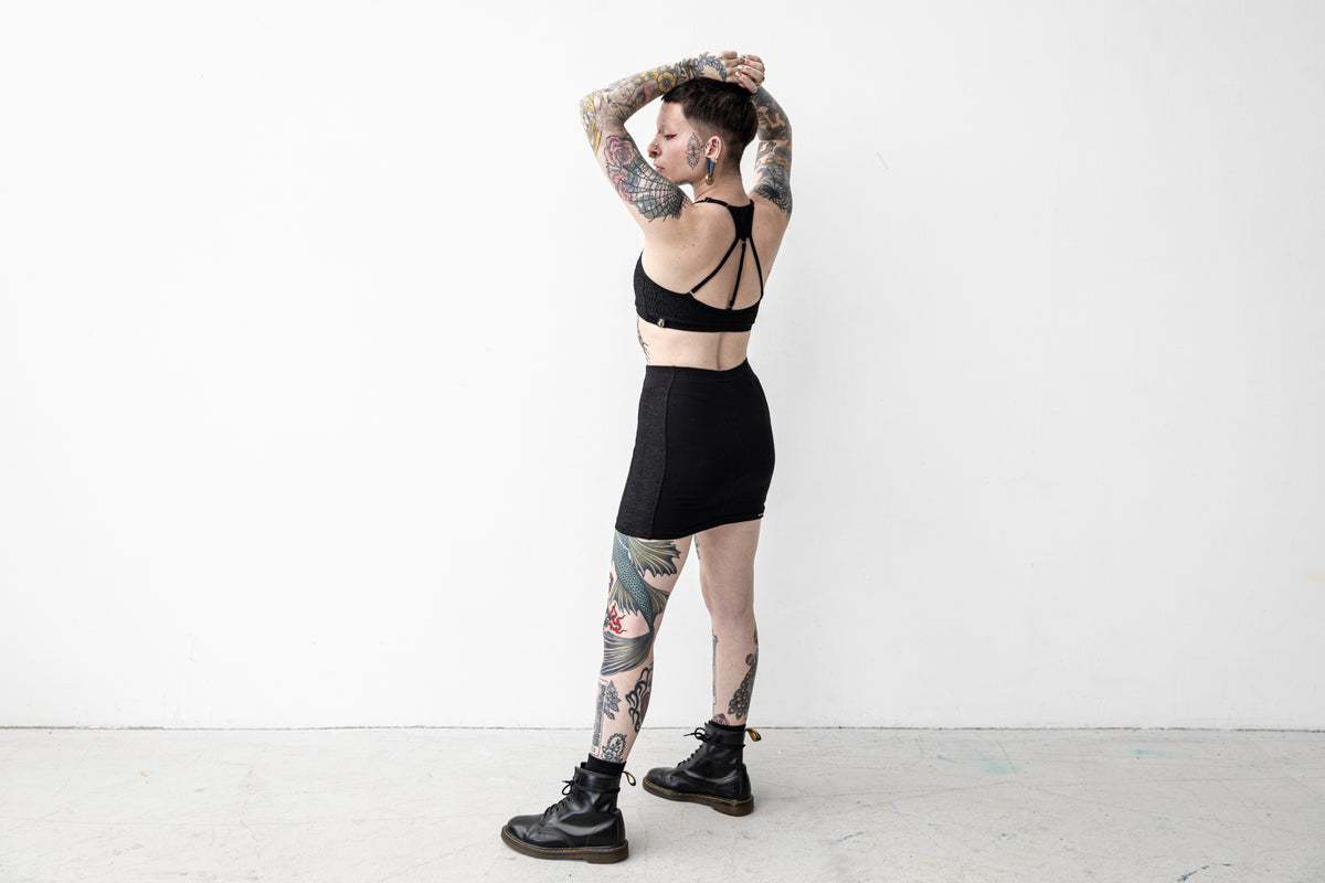 Schwarzes Spitzen Bralette im alternativen Stil.