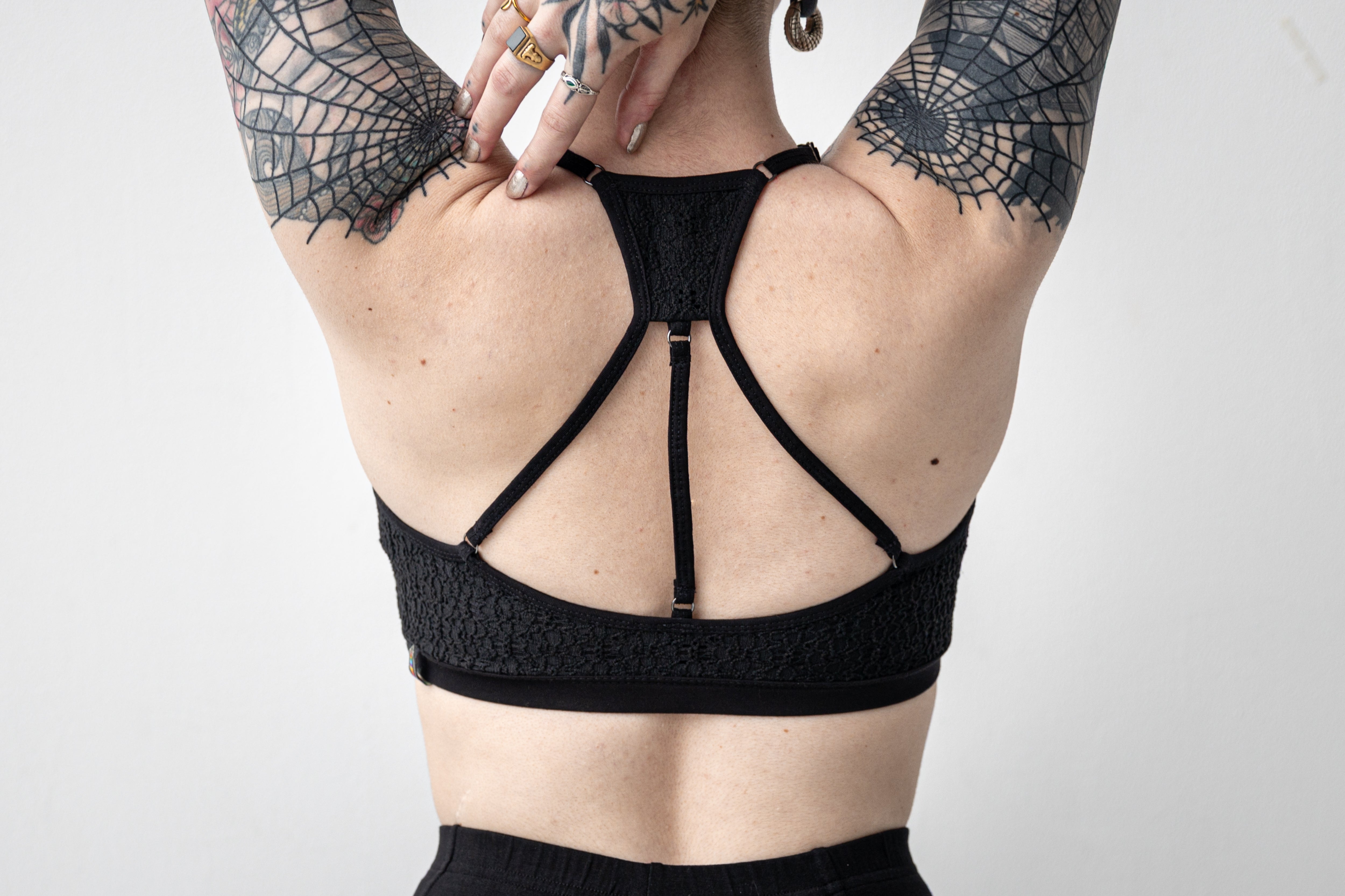 Bustier in Schwarz mit besonderem Design, Rückansicht.