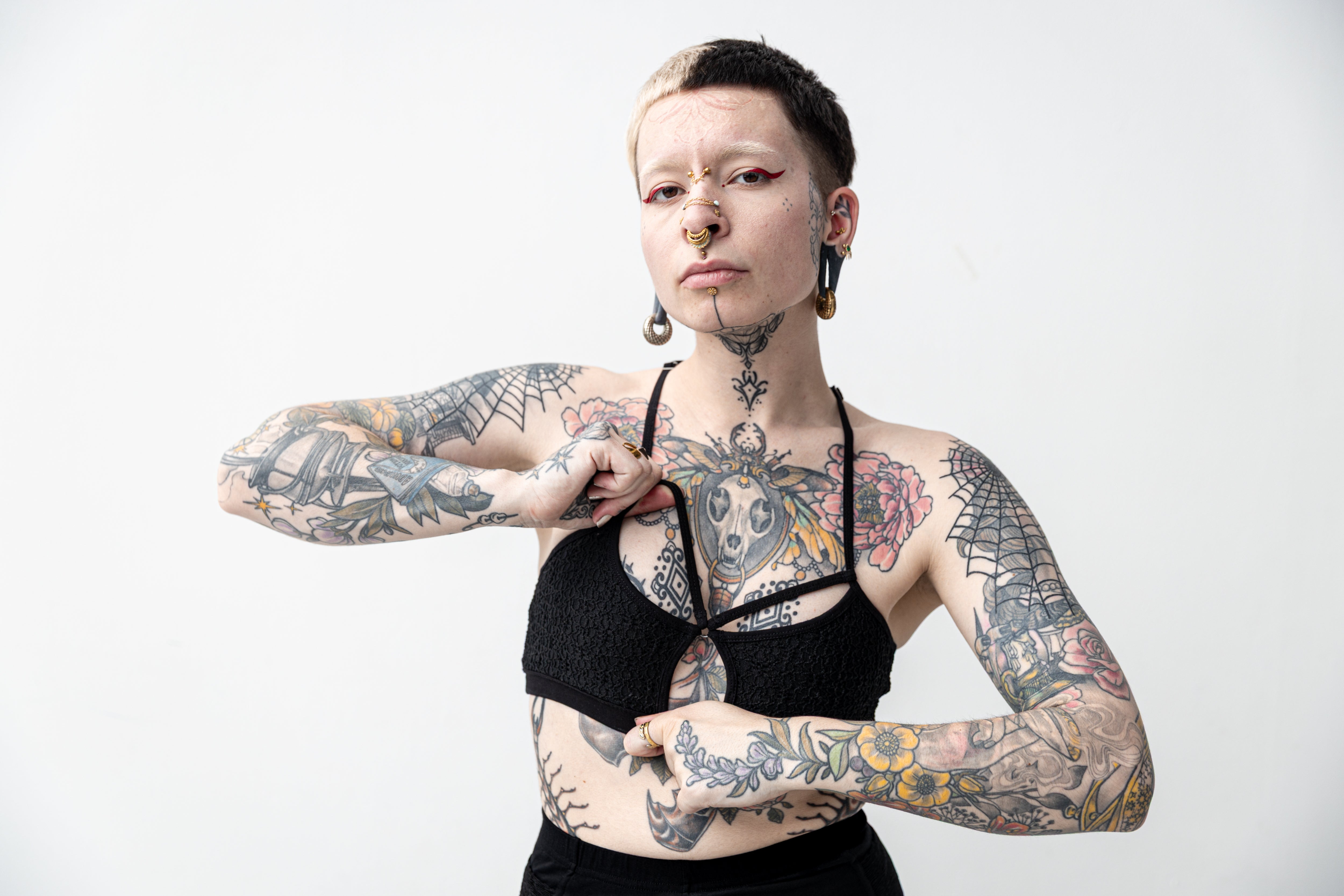 Schwarzes Bustier aus Spitze, getragen an alternativem Model.