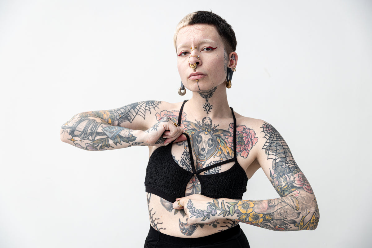 Schwarzes Bustier aus Spitze, getragen an alternativem Model.