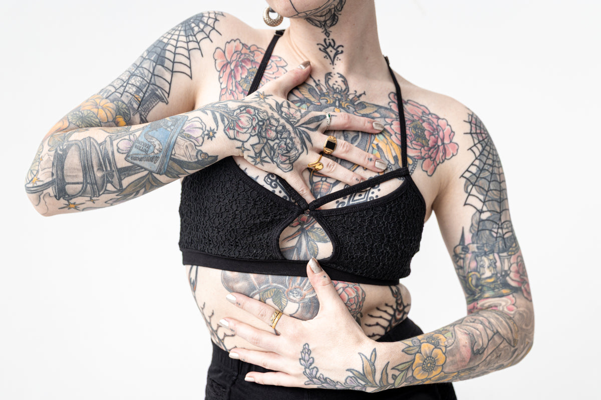 Nahaufnahme von Strappy Bralette mit verschiebbaren Brust-Riemchen aus Spitze.