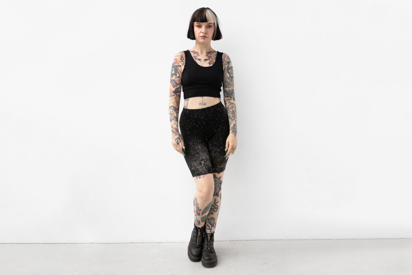 Handbedruckte Biker Shorts mit Batik-Optik und künstlerischem Sternenhimmel-Design, getragen von weiblich gelesenem Model.