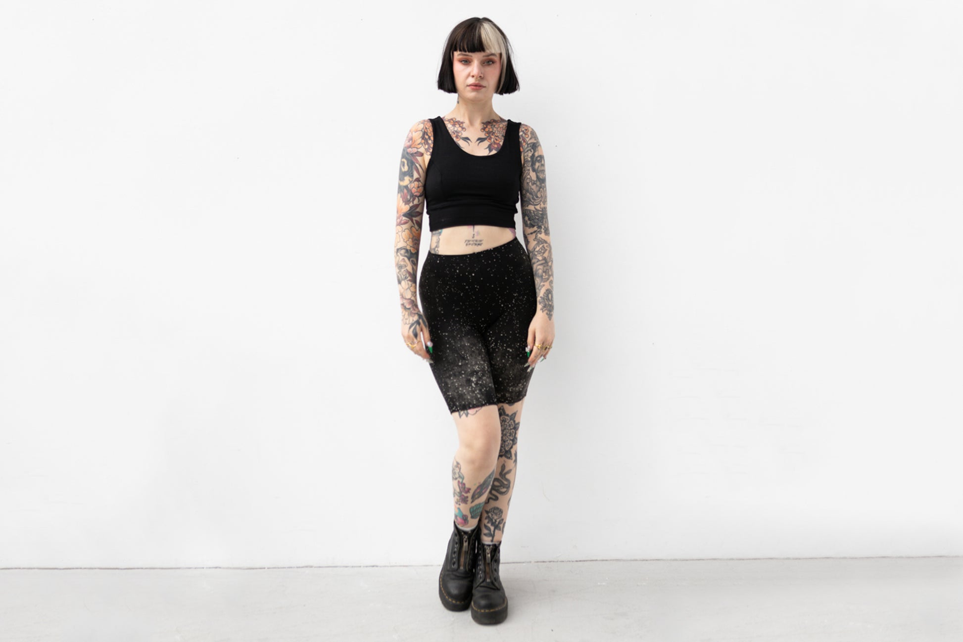 Handbedruckte Biker Shorts mit Batik-Optik und künstlerischem Sternenhimmel-Design, getragen von weiblich gelesenem Model.