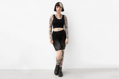 Handbedruckte Biker Shorts mit Batik-Optik und künstlerischem Sternenhimmel-Design, getragen von weiblich gelesenem Model.
