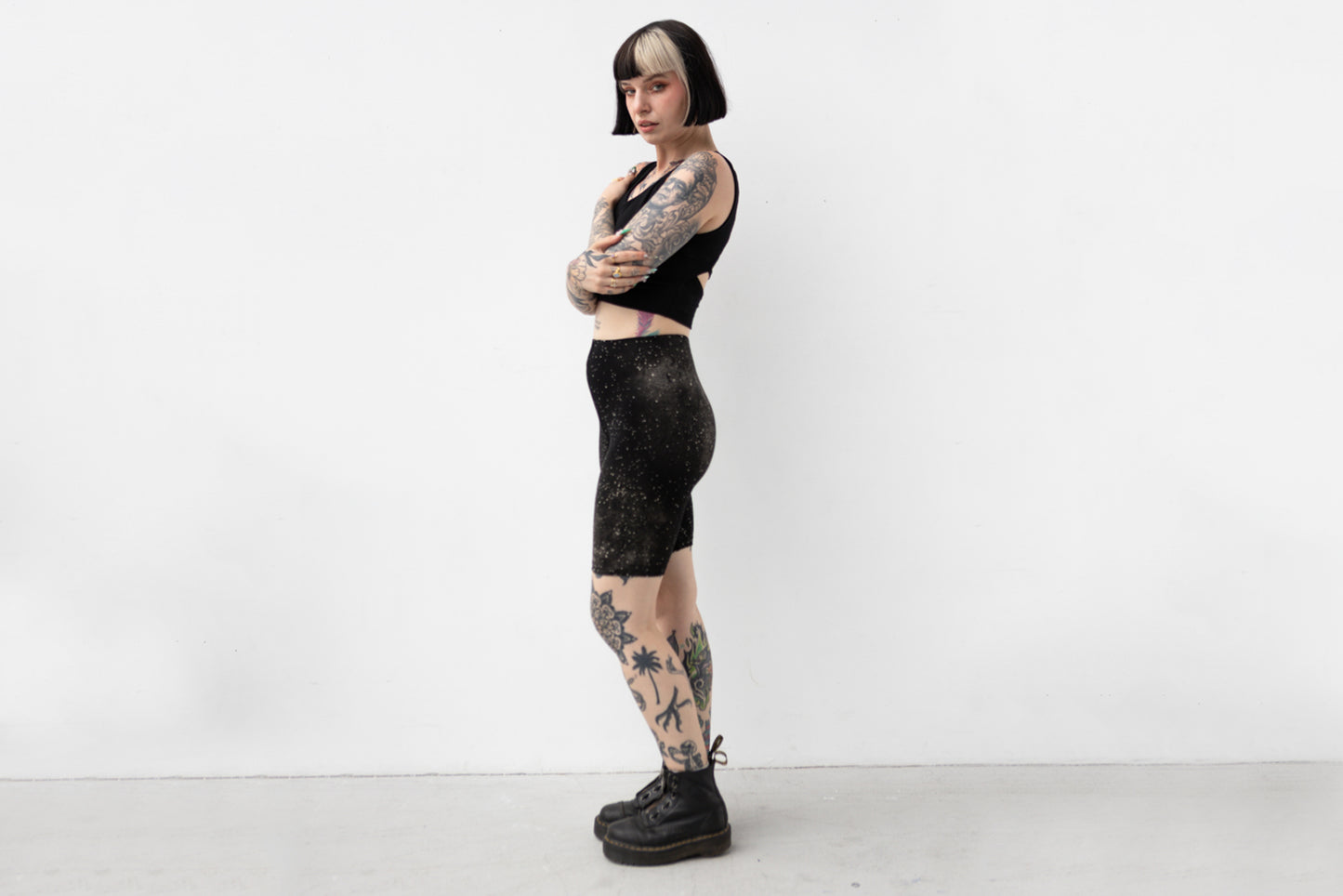 Sportliche Shorts mit abstraktem Galaxie-Muster für Yoga, Freizeit und Festivals.