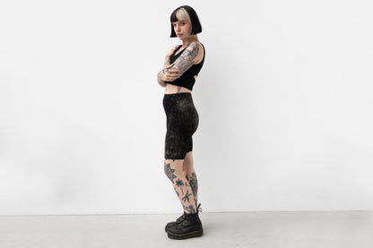 Sportliche Shorts mit abstraktem Galaxie-Muster für Yoga, Freizeit und Festivals.