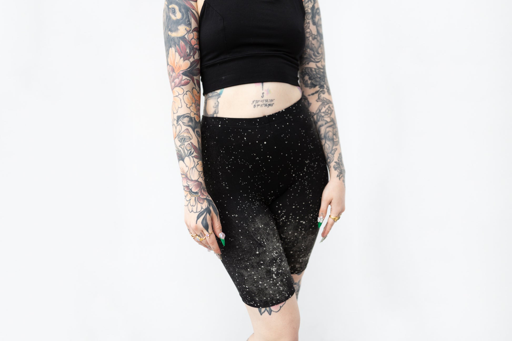 Biker Shorts mit abstraktem Sternenhimmel-Muster in Schwarz mit Grau-Beigem Batik-Siebdruck-Muster, Vorderansicht.