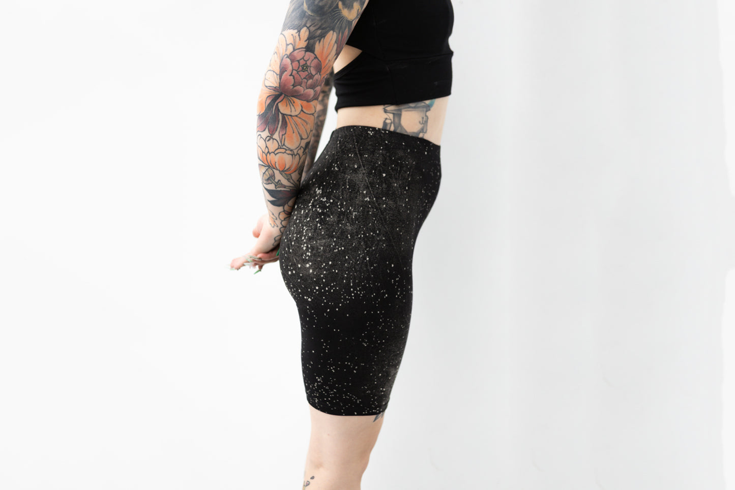 Detailansicht der Biker Shorts mit Sternenhimmel-Muster und grau-beigen Farbverläufen.