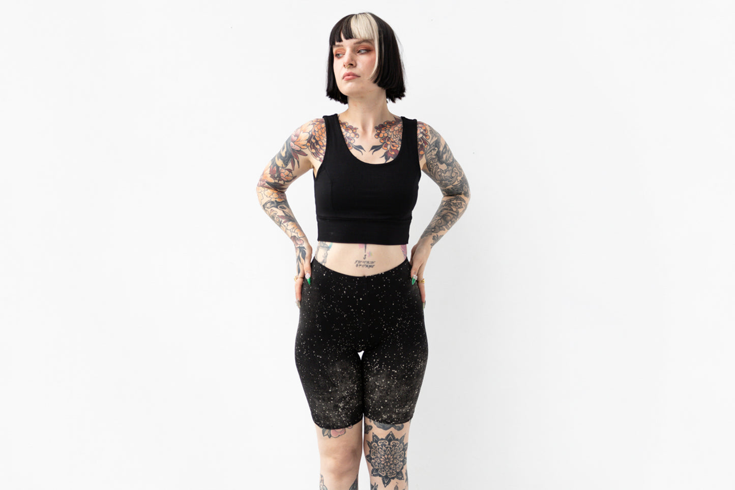 Elastische Radlerhose mit abstraktem Universum-Print in Schwarz-Grau-Beige und mittelhohem Bund.