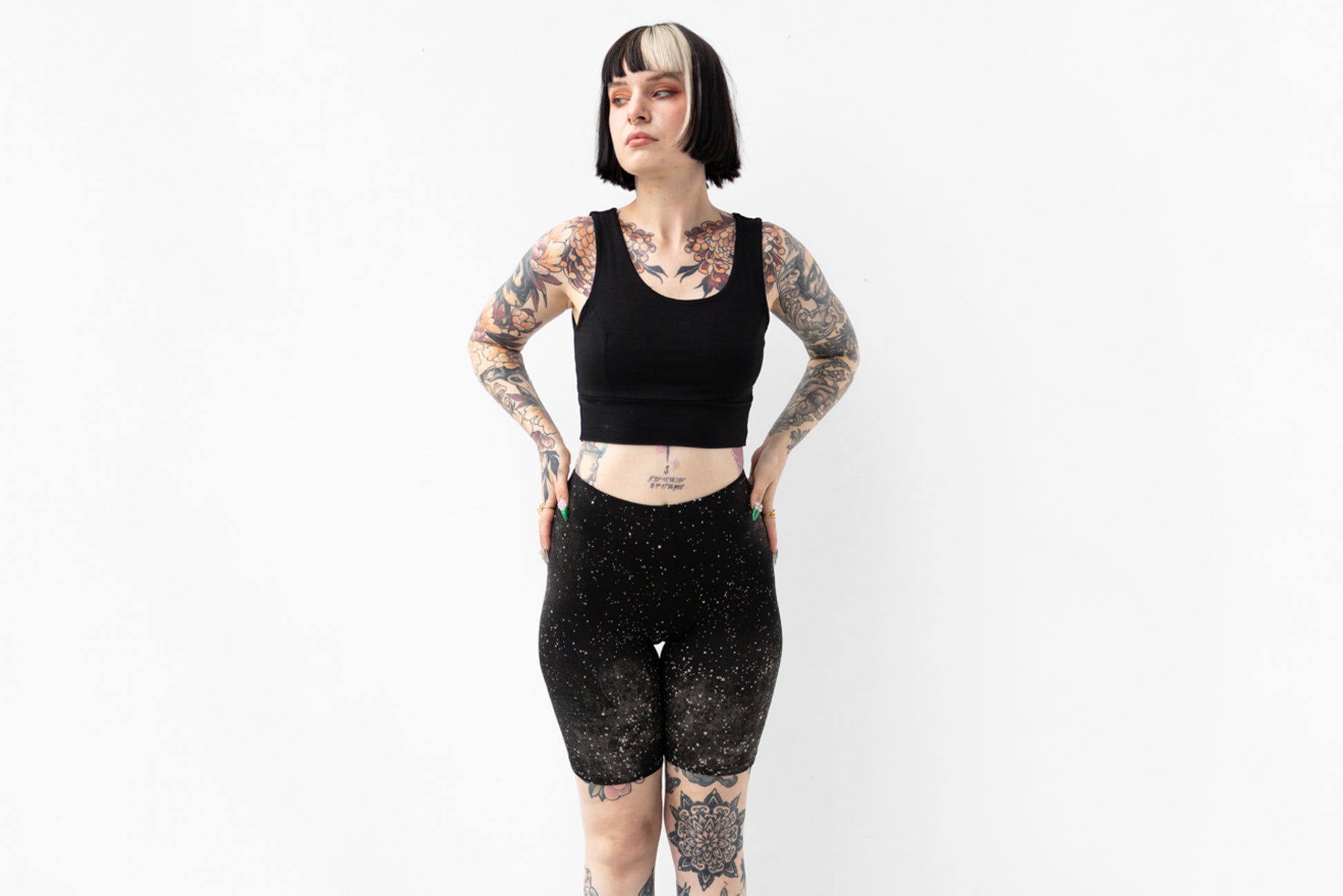 Elastische Radlerhose mit abstraktem Universum-Print in Schwarz-Grau-Beige und mittelhohem Bund.